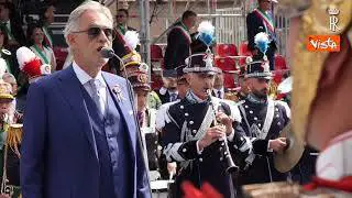 Mattarella assiste all'esecuzione Inno di Mameli cantato da Bocelli alla Parata del 2 giugno