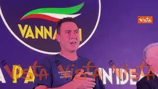Vannacci canta Inno di Mameli con sostenitori all'evento di Futuro Nazionale al Salone delle Fontane