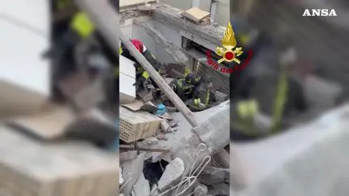 Crolla palazzina dopo un'esplosione, i soccorritori scavano sotto le macerie - VIDEO