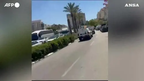 Sparatoria a nord di Tel Aviv, i soccorritori arrivano sui luoghi degli attacchi - Video
