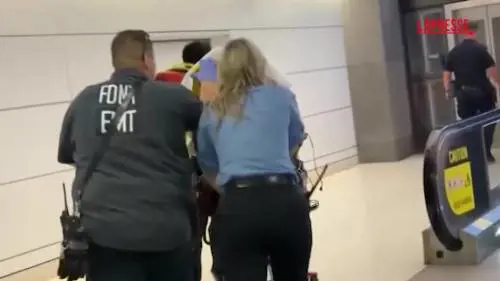 New York, persone accoltellate a Penn Station: l'intervento dei paramedici dopo l'attacco 