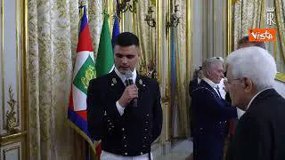 Mattarella riceve in dono un inclinometro a bolla all'incontro con la Marina Militare al Quirinale