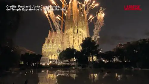 Sagrada Familia, i droni formano il volto di Gaudì nel cielo di Barcellona