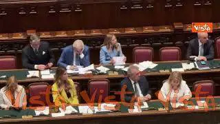 Dal prendere appunti al sistemarsi i capelli, i gesti di Meloni durante discussione alla Camera