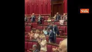 Ovazione a Meloni che replica sulle ginocchiere, ma i vannacciani e il centrosinistra non applaudono