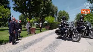 Meloni 'saluta' il cane Briciola, mascotte dei Carabinieri