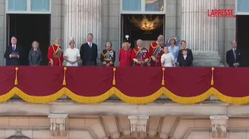 Trooping the colour, la royal family sul balcone di Buckingham Palace - Video