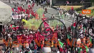 La manifestazione Antifascista in via dei Fori Imperiali a Roma vista dall’alto