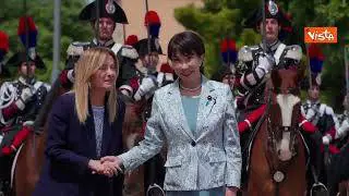 Meloni riceve Sanae Takaichi a Villa Pamphilj, l'abbraccio con la premier giapponese