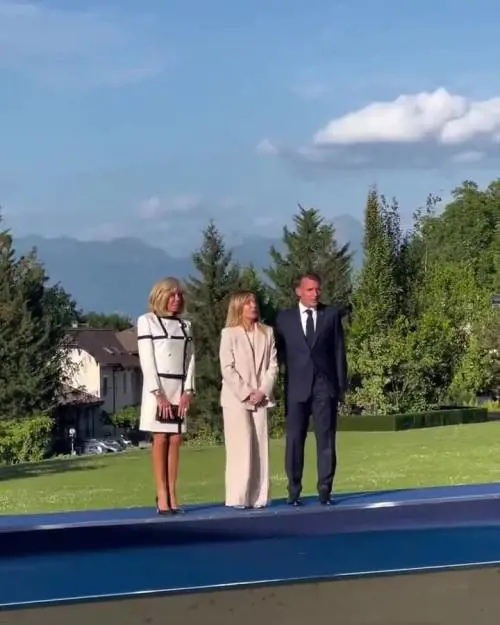 Macron posta l'arrivo di Meloni con sottofondo di 'Felicità