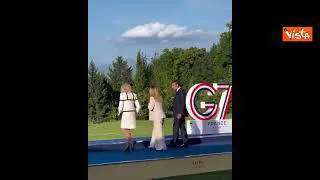 L'omaggio social di Macron per l'arrivo di Giorgia Meloni al G7 sulle note di "Felicità"