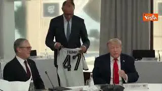 Trump riceve da Merz la maglia della nazionale di calcio tedesca con il suo nome e il numero 47