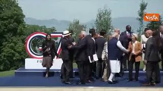 G7 Evian, i leader in posa per la foto di gruppo. Tra gli altri, Trump, Meloni e Macron