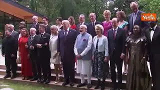 Modi aiuta Trump a salire lo scalino per una foto di gruppo con i leader al G7