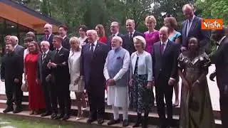 Brigitte Macron si aggrappa a Trump per non scivolare durante foto di gruppo al G7