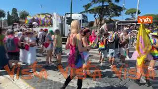 Al via il Roma Pride, il corteo sfila per le vie della Capitale con bandiere e cappelli arcobaleno