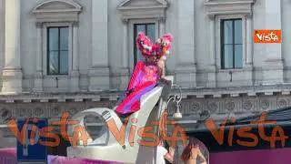 "Priscilla, la regina del deserto" balla sul carro del Muccassassina al Pride di Roma