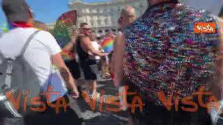 In migliaia in piazza al corteo del Roma Pride con bandiere e ventagli arcobaleno