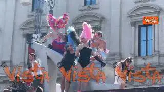 Un enorme copricapo di fiori fucsia per Priscilla - La Regina del Deserto al Pride di Roma