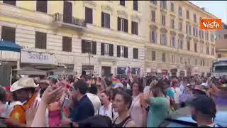 Una marea arcobaleno balla in strada Ymca al Pride di Roma