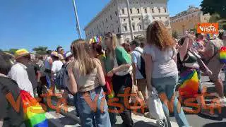 'Maschera da cane con bandiera con l'immagine di un osso al Pride a Roma