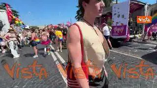 Dj con costume da unicorno sul carro al Pride a Roma