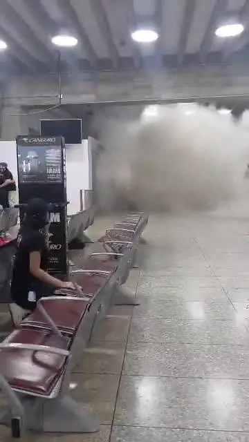 Crolli e gente in fuga all'aeroporto di Caracas