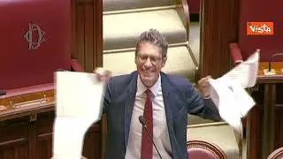 Magi strappa manifesto in aula e viene espulso dalla Camera durante seduta su legge elettorale