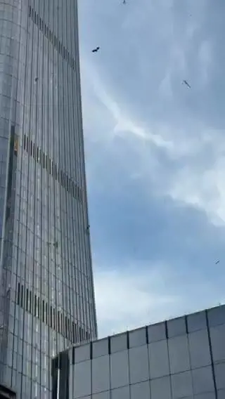 Cina: piccolo aereo sportivo colpisce grattacielo più alto di Pechino