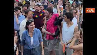 Elly Schlein scatenata balla e canta in strada al Milano Pride
