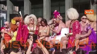 Sei una cantante, una ballerina sul cubo, un'icona. Complimenti per Elodie su carro del Milano Pride