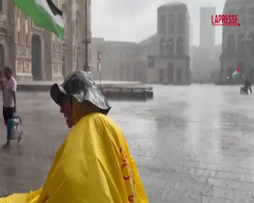 Temporale a Milano, vento e grandine in Piazza Duomo