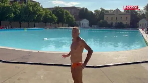 Entra in una piscina pubblica di notte e annega: il video dal luogo dell'incidente