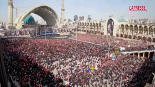 Migliaia di persone davanti alla Moschea di Teheran per i funerali di Khamenei - VIDEO
