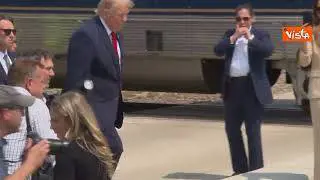 Trump scende da carrozza ferroviaria decorata per 250esimo Usa. Accolto da bagno di folla