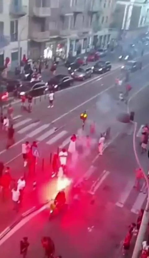 Fumogeni e petardi alla festa per la vittoria del Marocco - Guarda il video