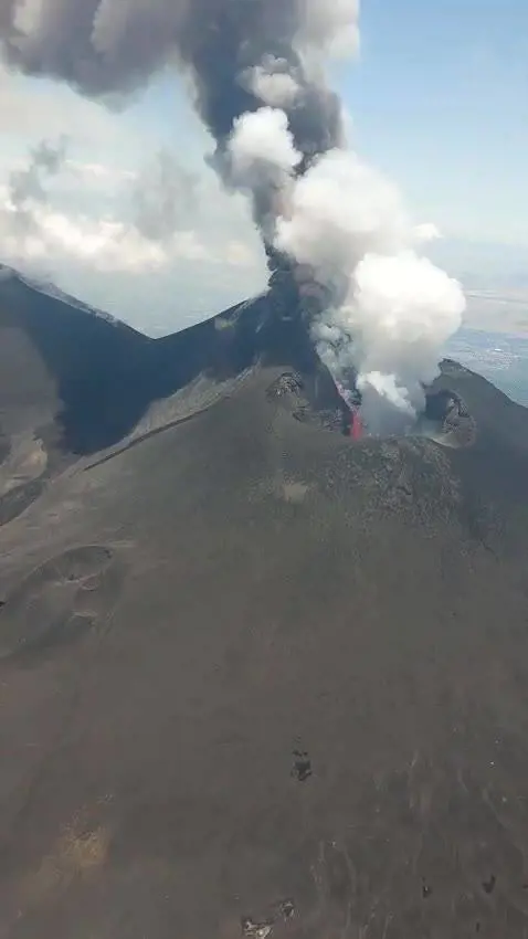 L'eruzione dell'Etna vista da un elicottero