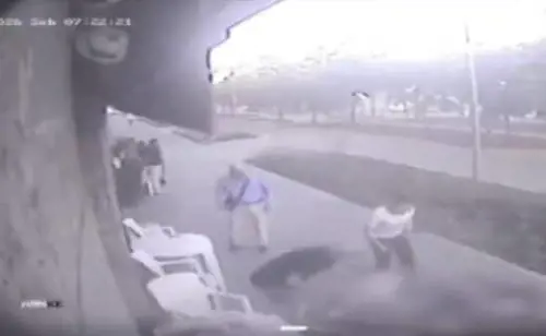 Il video dell'agguato a Milano: l'aggressore che arriva alle spalle e partono le coltellate
