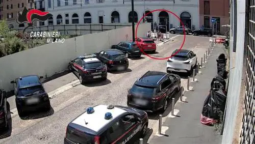 Strappano l’orologio al turista sotto la caserma dei carabinieri: il video della rapina