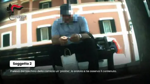 Il video degli ex 007 che passavano pizzini e supporti hd per la Russia