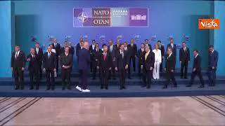 Rutte indica a Trump le sneakers bianche di Edi Rama, siparietto durante la foto di rito ad Ankara
