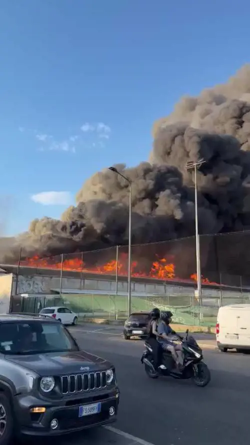 Milano, fuoco in un deposito di spedizioni