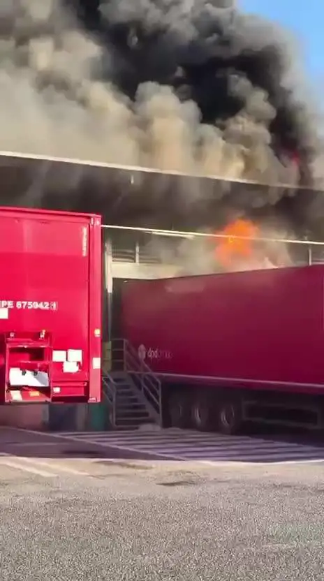 Le fiamme all'interno del magazzino