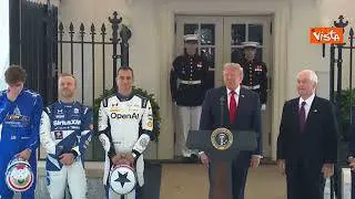 Trump balla 'Eyes of the Tiger' accanto ai piloti di Indycar alla Casa Bianca