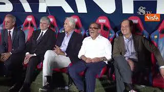 Partita del Cuore, scambio di palleggi tra l'allenatore La Russa e i "suoi" giocatori