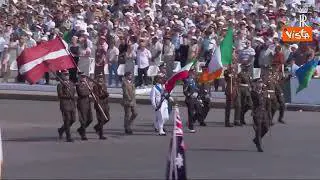 Il Tricolore italiano sfila alla parata militare a Parigi per la festa del 14 Luglio