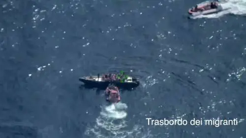 I gommoni di Sea Watch che trasbordano i migranti dal motoscafo dei trafficanti