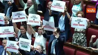 Legge elettorale, bagarre in Aula prima del voto. I cartelli delle opposizioni: "Meloni ha fallito"