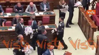 Magi espone enorme scheda elettorale con scritto 'Il tuo voto non conta' alla Camera