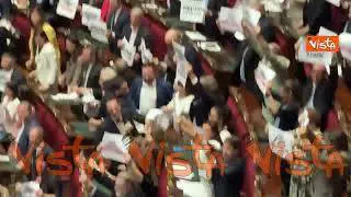 Bagarre in Aula prima del voto su legge elettorale, i cartelli delle opposizioni "Meloni ha fallito"